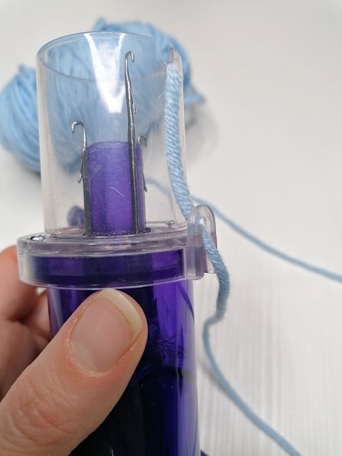 Foto 1 - Inserire il filo nella fessura laterale del tricotin